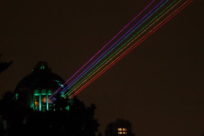 26 de junho de 2025, Cidade do México, Cdmx, México: Lasers com as cores do arco-íris, projetados a partir do Monumento à Revolução, iluminam o céu do Arco-íris Global, criado pela artista Yvette Mattern como parte das comemorações do Orgulho do México. e