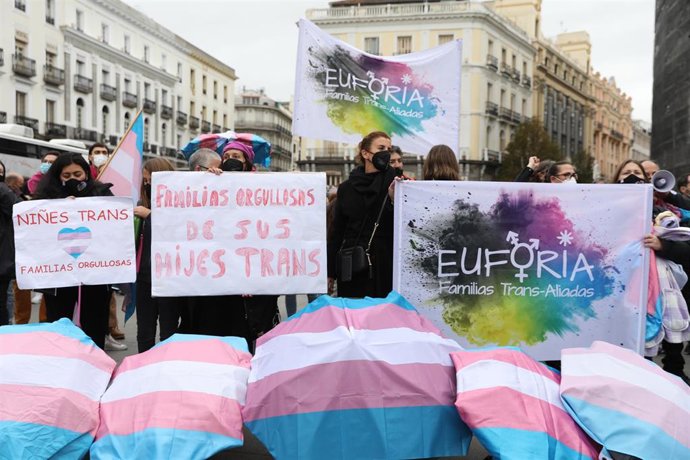 Archivo - Varias personas sostienen pancartas del colectivo Euforia Familias Trans-Aliadas, en una manifestación contra las agresiones al colectivo LGTBI, a 20 de noviembre de 2021, en Madrid, (España). 