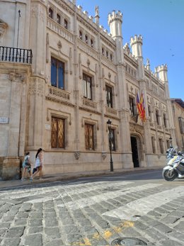 Fachada del Consell de Mallorca sin la bandera LGTBIQ+
