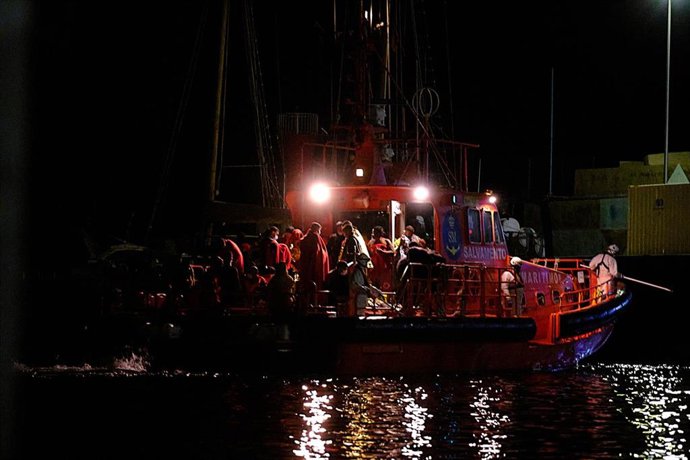 Archivo - Un grupo de inmigrantes rescatados en el Puerto de Gran Tarajal, a 2 de febrero de 2022, en Fuerteventura, Islas Canarias (España). 