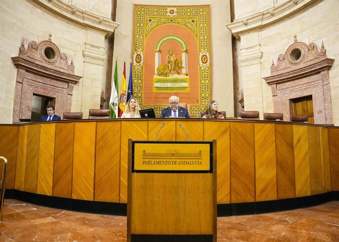 El presidente del Parlamento andaluz, Jesús Aguirre, preside una sesión del Pleno de la Cámara autonómica.