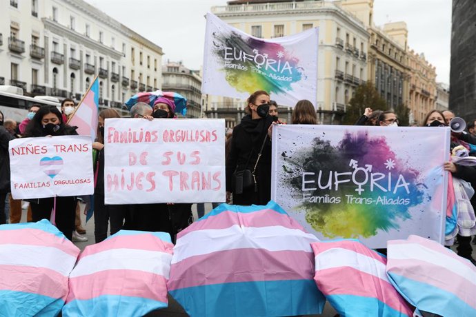 Archivo - Varias personas sostienen pancartas del colectivo Euforia Familias Trans-Aliadas, en una manifestación contra las agresiones al colectivo LGTBI, a 20 de noviembre de 2021, en Madrid, (España). La Federación Plataforma Trans y entidades LGTBI y f
