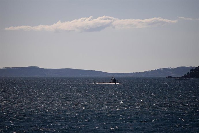Archivo - El submarino S-81 ‘Isaac Peral’ de la Armada, llega a la escuela naval militar de Marín  tras realizar maniobras en el entorno de la ría de Pontevedra, a 13 de marzo de 2025, en Marín, Pontevedra, Galicia (España). El submarino 'Isaac Peral' (S-