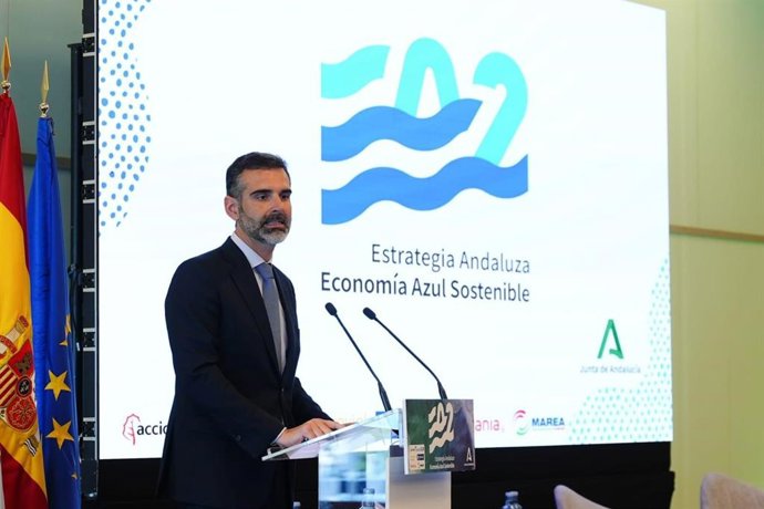 El consejero de Agricultura, Pesca, Agua y Desarrollo Rural, Ramón Fernández-Pacheco, en la presentación de la Estrategia andaluza de la Economía Azul.