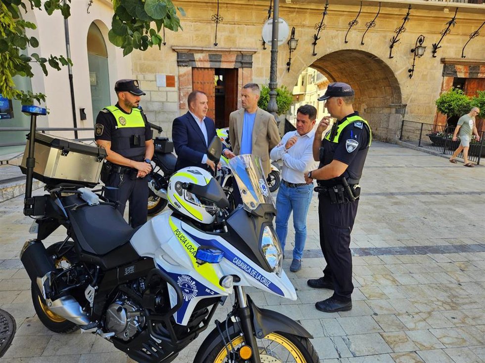 El director general de Administración Loca, Francisco Abril, junto con el alcalde de Caravaca, José Francisco García, y el concejal de Seguridad Ciudadana y Tráfico, José Fernández, además de los mandos policiales