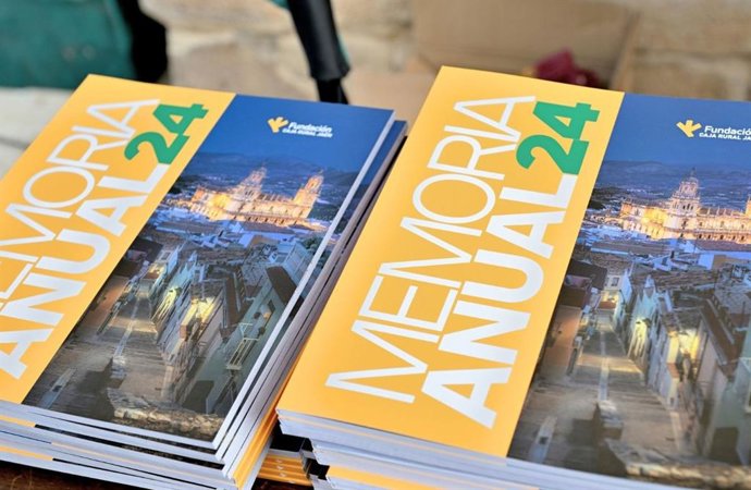 Varios ejemplares de la memoria dela Fundación Caja Rural de Jaén 2024.