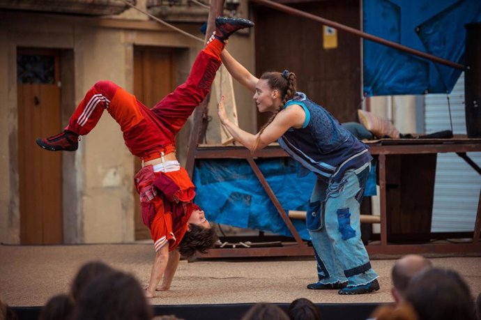 Archivo - Amal, espectáculo familiar de teatro y circo de la compañía La Baldufa en Naves de Matadero