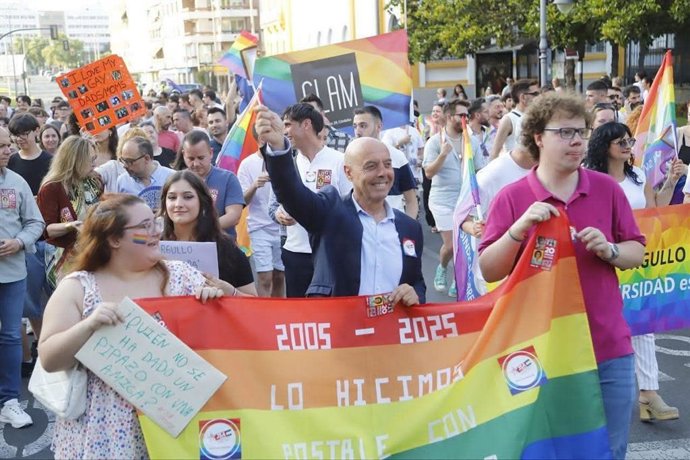 El portavoz socialista en el Ayuntamiento de Córdoba, Antonio Hurtado, en la marcha del Orgullo.