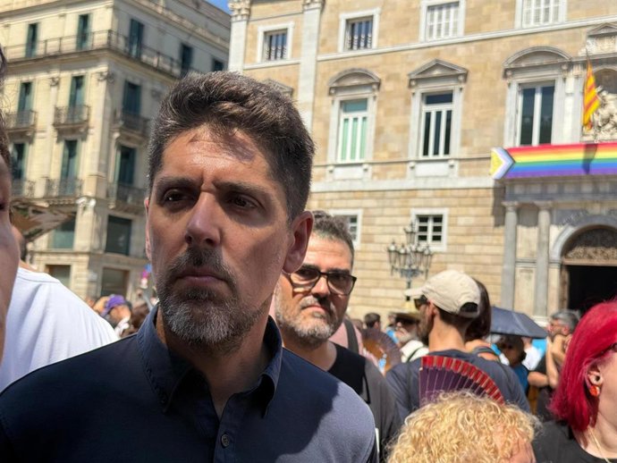 El líder de los Comuns en el Parlament, David Cid, en la concentarción contra la ampliación del Aeropuerto de Barcelona convocada por Zeroport en la capital catalana.