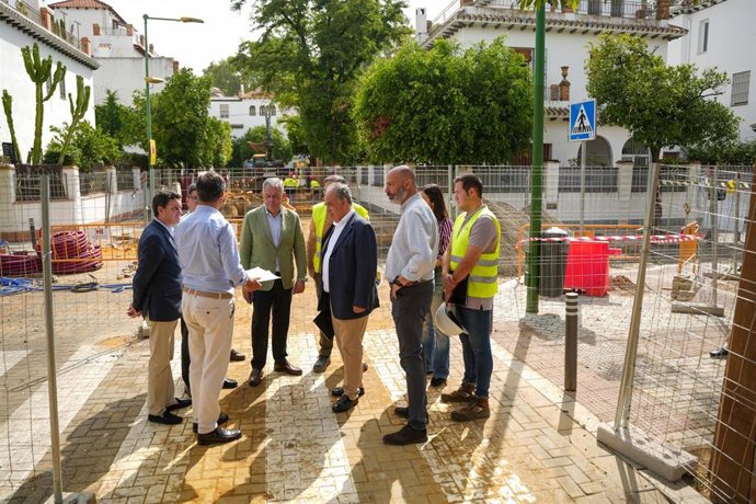 El alcalde de Sevilla, José Luis Sanz, visita las obras de la calle Júcar.