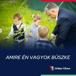 Viktor Orbán com seus netos em uma publicação no Facebook.