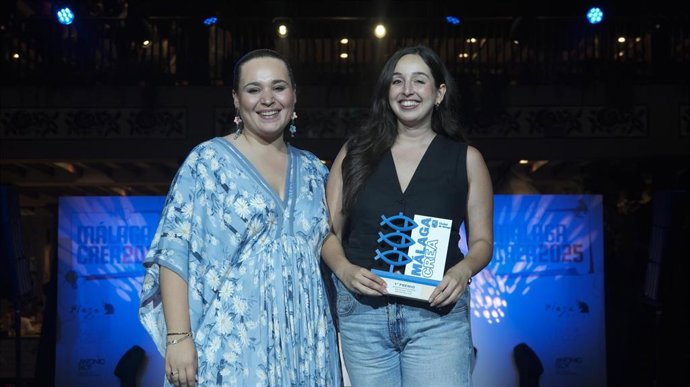 La diseñadora Blanca Cela recibe el primer premio de la muestra 'MálagaCrea'.