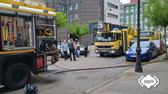 Bomberos en el lugar del suceso.