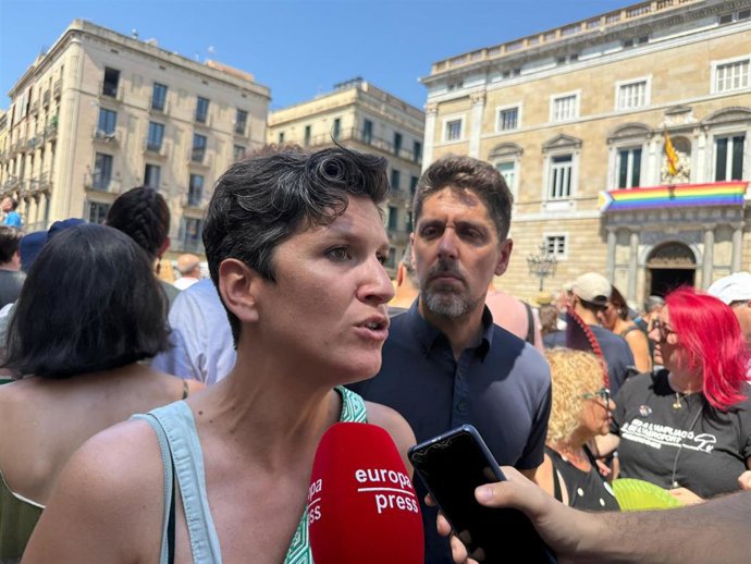 La alcaldesa de El Prat de Llobregat (Barcelona), Alba Bou, en la manifestación contra la ampliación del Aeropuerto de Barcelona que ha convocado este sábado Zeroport ante el Palau de la Generalitat.