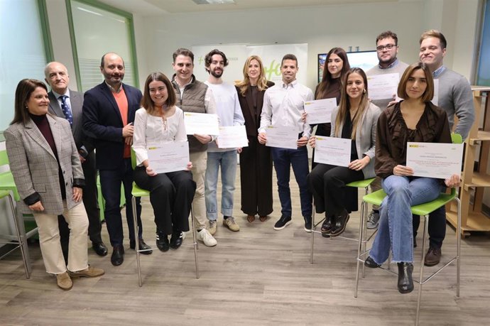 La consejera de Empresa, Empleo y Economía Social, Marisa López Aragón, junto con los becados seleccionados en la pasada edición.