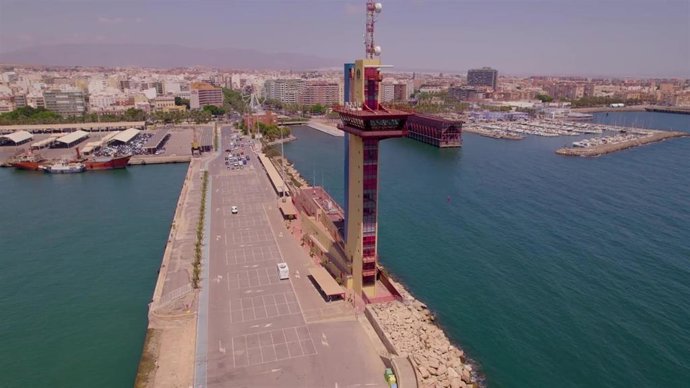 Archivo - Torre de Salvamento Marítimo en el Muelle de Levante del Puerto de Almería.