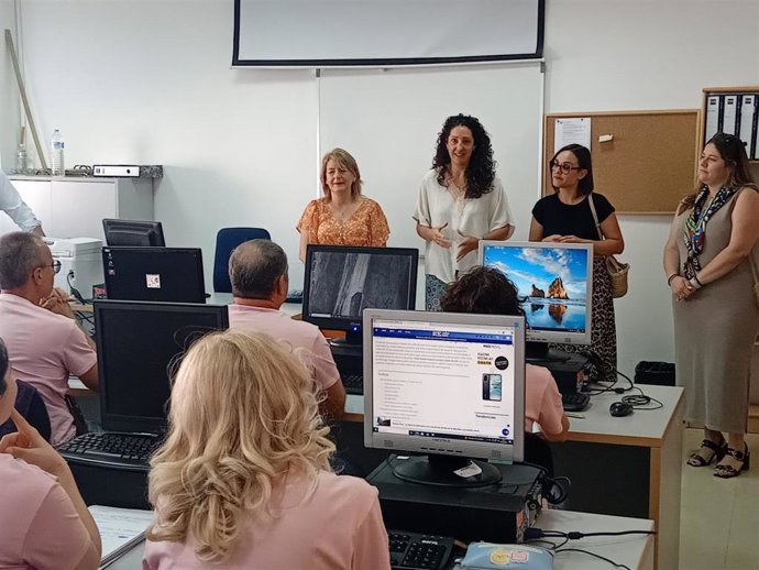 La delegada territorial de Empleo, Empresa y Trabajo Autónomo, junto con la concejal de Asuntos Sociales, Elvira Muriana, inaugura el programa de Empleo y Formación de la Junta.