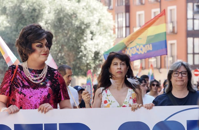 La ministra de Igualdad, Ana Redondo, la artista Lady Veneno y la presidenta de la Fundación Triángulo, Yolanda Rodríguez, en la marcha por del Día del Orgullo en Valladolid.