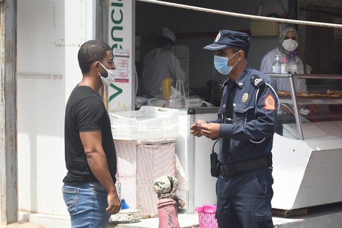 Archivo - (200808) -- RABAT, Aug. 8, 2020 (Xinhua) -- A police officer wearing a face mask checks a pedestrian in Rabat, Morocco, on Aug. 8, 2020. Morocco on Saturday reported 1,345 new COVID-19 cases, the biggest single-day increase so far, taking the nu