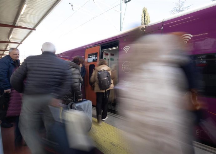 Archivo - Varios viajeros suben a un tren en la estación de Chamartín-Clara Campoamor, a 2 de enero de 2025, en Madrid (España). 