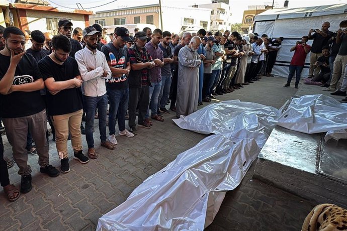 Palestinos junto a varios muertos a manos de las tropas de Israel en el marco de su ofensiva contra la Franja de Gaza (archivo)