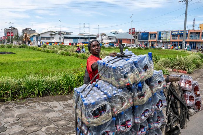 Archivo - GOMA, May 6, 2025  -- A resident transports goods in Goma, the Democratic Republic of the Congo (DRC), May 5, 2025.   The eastern DRC has been mired in decades of conflict, particularly offensives by the March 23 Movement (M23), a rebellion Kins
