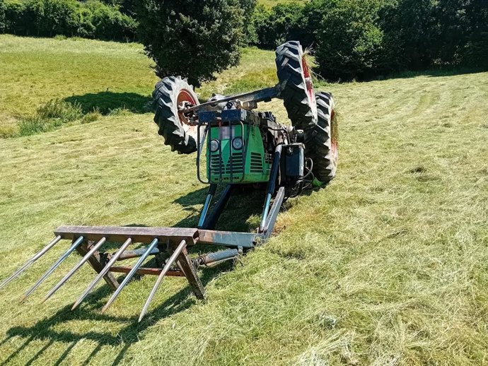 Imagen del tractor volcado.