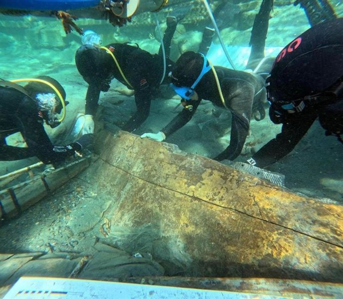 Foto de los trabajos de extracción del pecio.