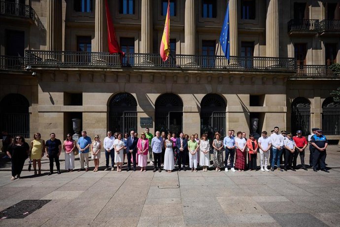 Concentración del Gobierno de Navarra con motivo del Día del Orgullo LGTBI+.