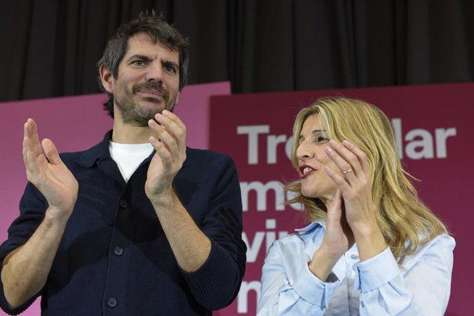 Archivo - El ministro de Cultura, Ernest Urtasun, y la vicepresidenta segunda y ministra de Trabajo, Yolanda Díaz, durante un acto de Sumar, en el Cúbic, a 15 de febrero de 2025, en Viladecans, Barcelona, Catalunya (España). Bajo el lema 'Treballar menys,