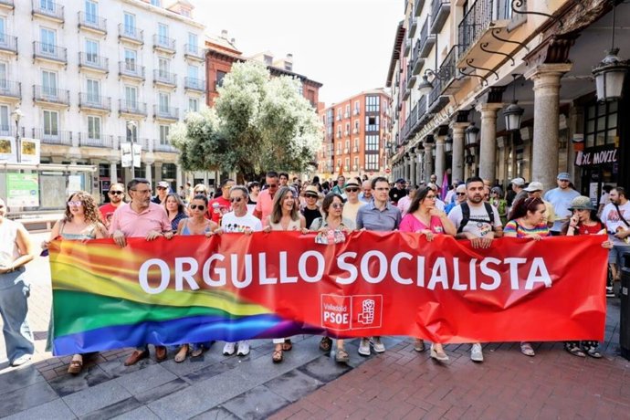 Representantes del PSOE de Castilla y León en la manifestación por el Día del Orgullo en Valladolid.