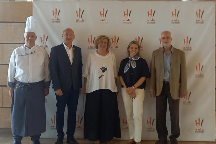 El director del Iqpib, José Manuel Martínez Onieva, segundo por la izquiera, con representantes de la Escuela de Hotelería de la UIB.