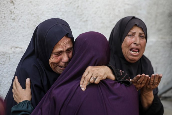 28 de junho de 2025, Cidade de Gaza, Faixa de Gaza, Território Palestino: Parentes da família palestina Abu Amsha choram enquanto os corpos são levados ao hospital Al-Shifa para a cerimônia fúnebre após um ataque israelense a tendas de desabrigados na Cid