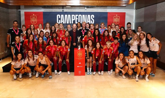 La selección española femenina Sub-19, homenajeada por su victoria en el Europeo