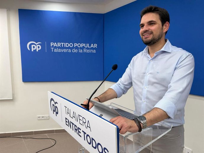El diputado autonómico del Partido Popular, Santiago Serrano, en rueda de prensa en Talavera de la Reina.