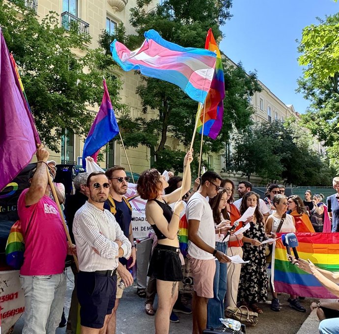 Grupo Municipal Socialista en la manifestación LGTBI+ frente a la embajada de Hungría.