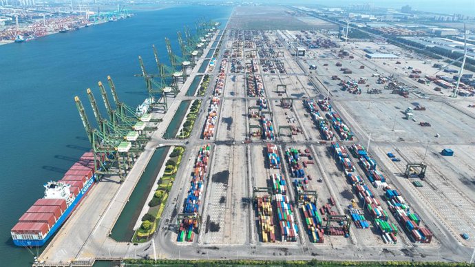 TIANJIN, 20 de junho de 2025 -- Uma foto aérea tirada por drone em 20 de junho de 2025 mostra uma vista da área portuária de Dongjiang na Zona Piloto de Livre Comércio (FTZ) de Tianjin, no norte da China. A FTZ piloto de Tianjin foi estabelecida em 2015. 
