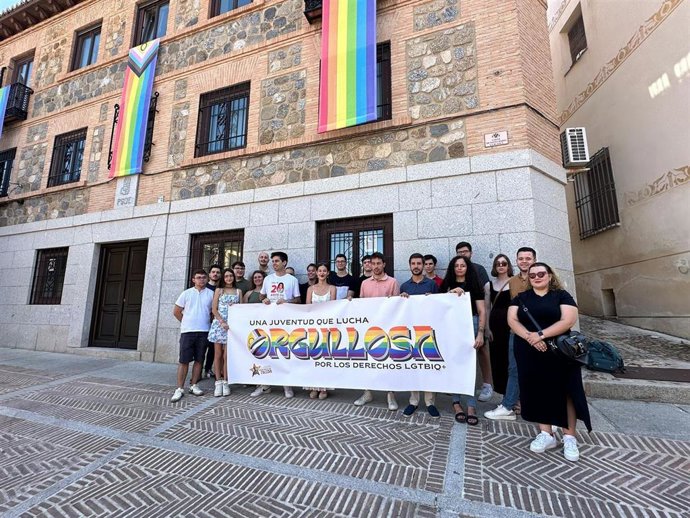 Lectura del manifiesto con motivo del Día Internacional del Orgullo LGTBI organizado por JJSS en Toledo.