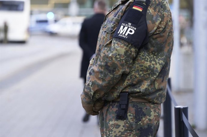 Archivo - November 12, 2024, Hannover, Nierdersachsen, Deutschland: Feldjäger beim Feierlichen GelÃbnis zum Gründungstag der Bundeswehr auf dem Platz der Menschenrechte vor dem Neuen Rathaus. Hannover, 12.11.2024.