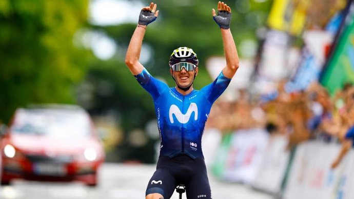 Alex Aranburu celebra su triunfo en la prueba en ruta del Campeonato de España 2024, todavía en las filas de Movistar
