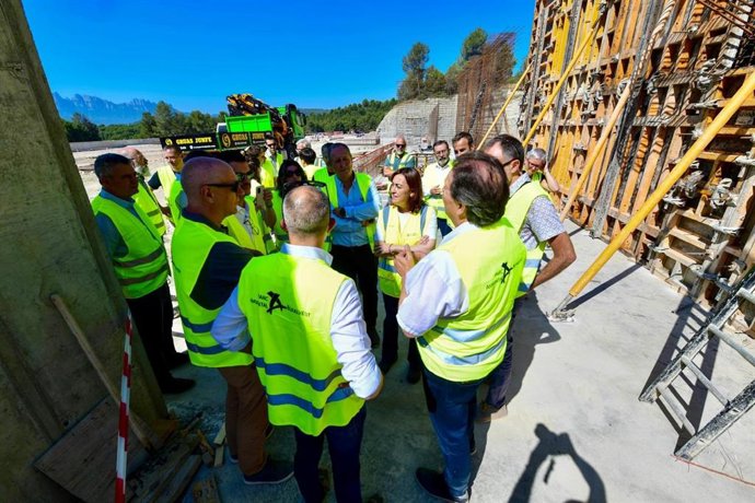 La consellera de Territorio, Vivienda y Transición Ecológica, Sílvia Paneque, durante la visita a las obras de la planta de residuos que el Consorci del Bages per a la Gestió de Residus está construyendo en el polígono Bufalvent de Manresa