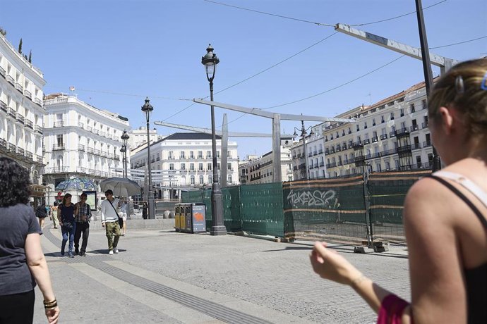 Varias personas pasean por la calle en Madrid