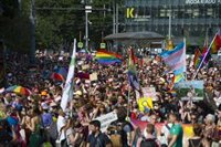 Decenas de miles de personas marchan en el Orgullo de Budapest a pesar de las advertencias de Orbán