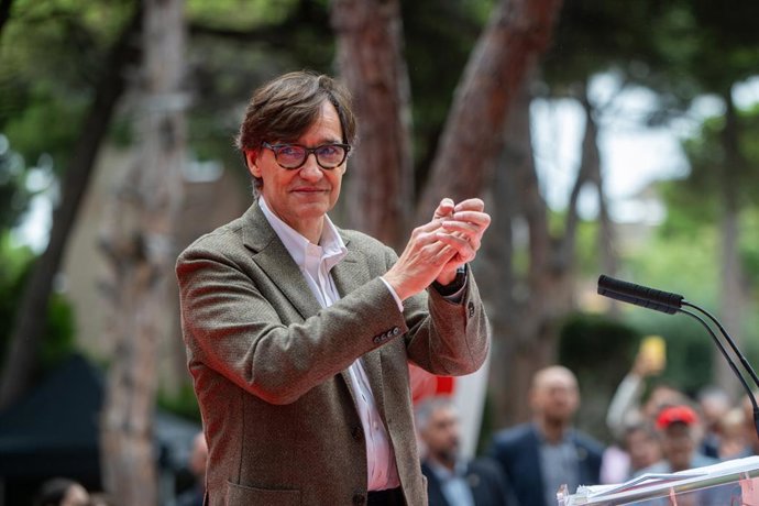 Archivo - El presidente de la Generalitat, Salvador Illa, durante la ‘Festa de la Rosa’ del PSC, en la pineda de Gavà, a 22 de septiembre de 2024, en Gavà, Barcelona, Catalunya (España). La Fiesta de la Rosa, celebrada anualmente por el PSC, marca la inau