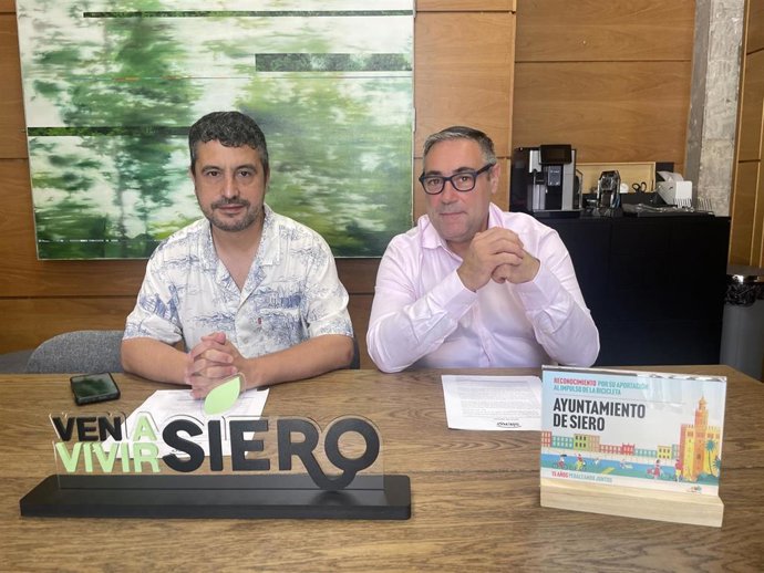 El primer teniente de alcalde de Siero, Javier Rodríguez, y el concejal de Abastecimiento de Agua y Saneamiento, Manuel Pergentino Martínez.