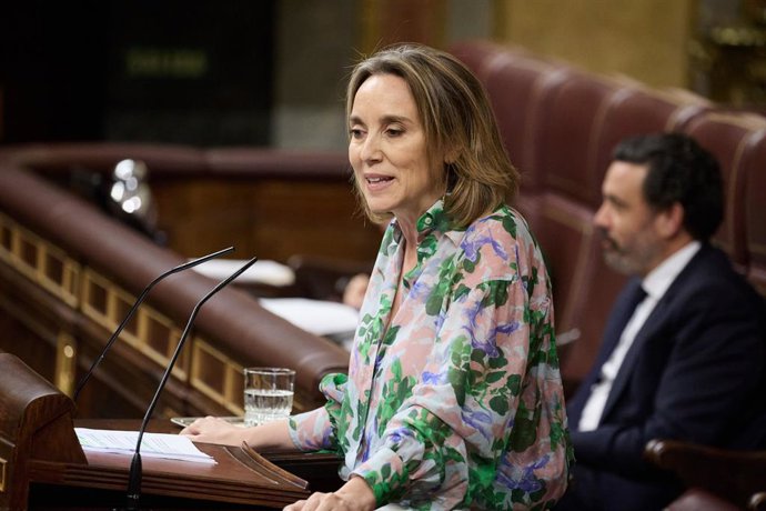 La secretaria general del PP, Cuca Gamarra, durante un pleno en el Congreso de los Diputados, a 25 de junio de 2025, en Madrid (España).  La sesión de control está marcada por la ofensiva del PP contra el Gobierno por el caso Koldo y por la petición del j