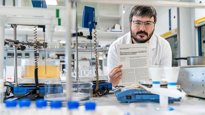 El investigador Ignacio Funes Ardoiz, del Instituto de Química de la Universidad de La Rioja