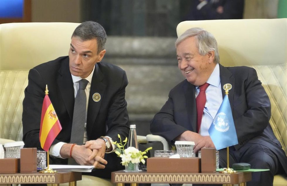 Archivo - El presidente del Gobierno, Pedro Sánchez, junto al secretario general de la ONU, Antonio Guterres en la cumbre de países árabes en Bagdad en mayo de 2025.
