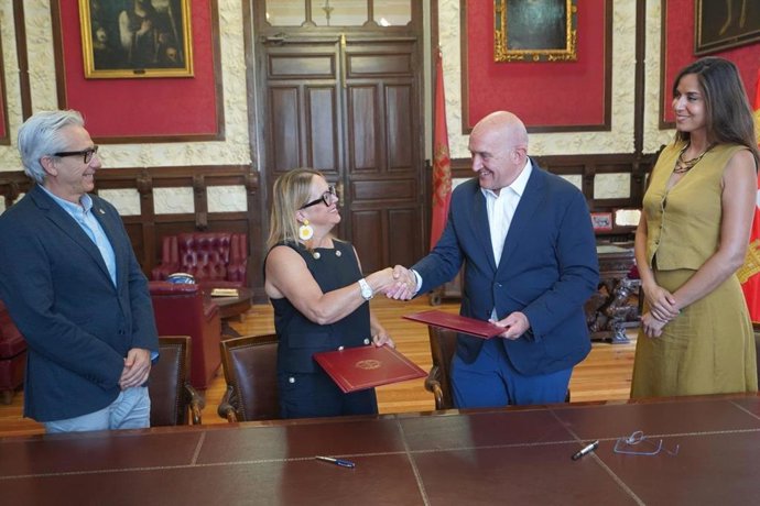 El alcalde de Valladolid, Jesús Julio Carnero, y la consejera de Promoción Económica, Antonia Machín Barrio, en la firma del acuerdo de colaboración entre Valladolid y el Cabildo de Lanzarote