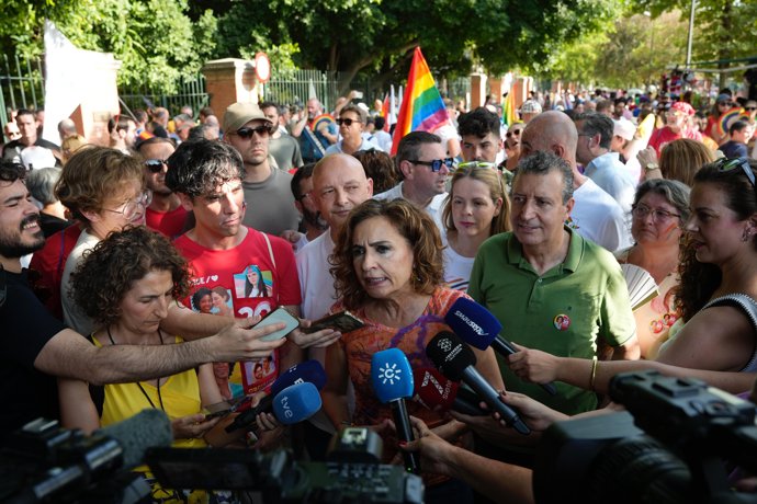 La secretaria general del PSOE-A, María Jesús Montero, en una atención a medios antes de la manifestación del Orgullo.